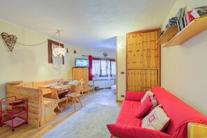 Family Studio (Studio Grange Nest Ski & Relax) | Living area | 21-inch flat-screen TV with digital channels, TV