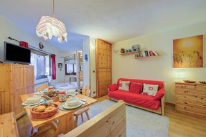 家庭开间 (Studio Grange Nest Ski & Relax) | 起居区 | 21-英寸纯平电视 (配备数码频道)、电视