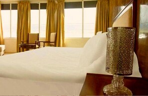 Desk, laptop workspace, free WiFi, bed sheets - Angle Atlas Hotel (Dir El Ksiba)