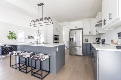 Comfortable Lux | Sleeps 10 | PingPong, Cozy Family Movie Room