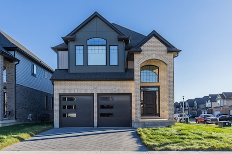 Exterior. Comfortable Lux | Sleeps 10 | PingPong, Cozy Family Movie Room
