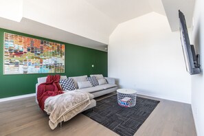 Smart TV, fireplace, ping pong