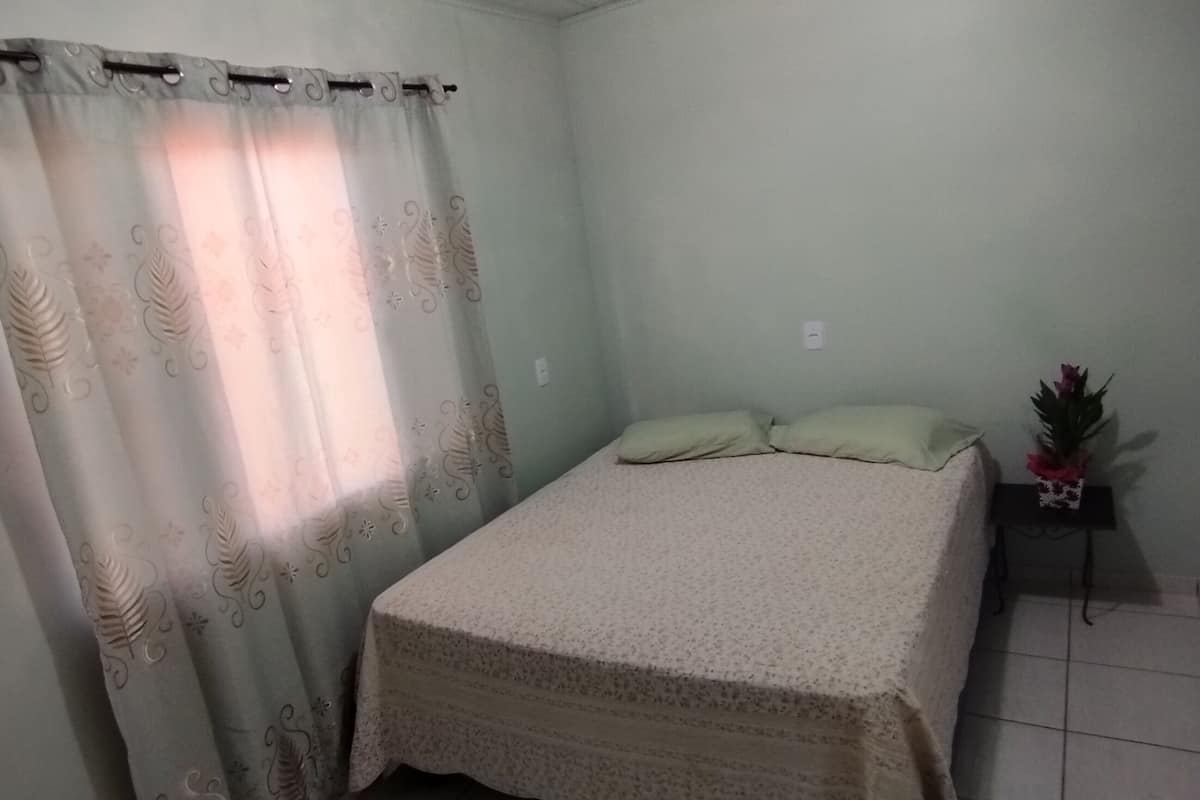 Hypo-allergenic bedding, free WiFi, bed sheets