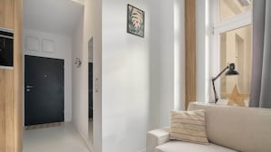 Un soggiorno moderno con un divano, una decorazione a forma di stella e un quadro appeso al muro.
