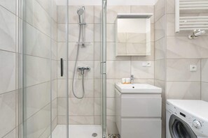 Douche, sĂšche-cheveux, shampoing