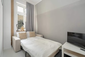 Tabla de planchar con plancha, wifi y ropa de cama