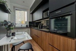 Fridge, oven, stovetop, dishwasher