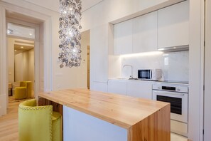 Frigorífico, microondas, horno y placa de cocina