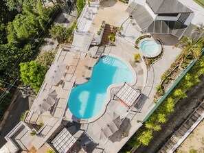 Outdoor pool, open 9:00 AM to 9:00 PM, pool loungers - LAYAN Hotel & Spa (Quepos)