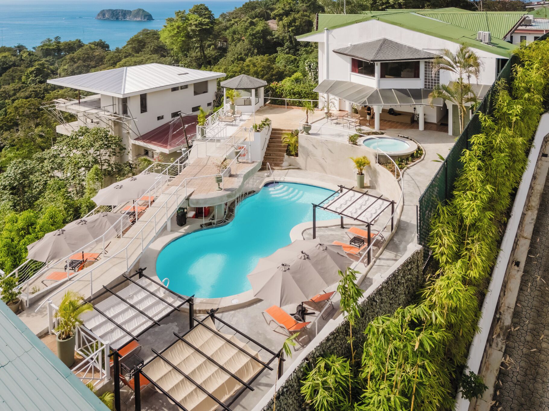 حمّام سباحة خارجي، مفتوح من 9 صباحاً إلى 9:00 مساءً، مقاعد للتشمس