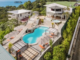 Una piscina al aire libre (de 09:00 a 21:00), tumbonas