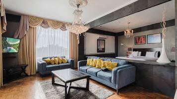 Family Room | In-room safe, iron/ironing board, free WiFi, bed sheets