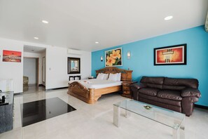 Family Room Ocean View | Safe på rommet, strykejern/-brett, wi-fi (inkludert) og sengetøy