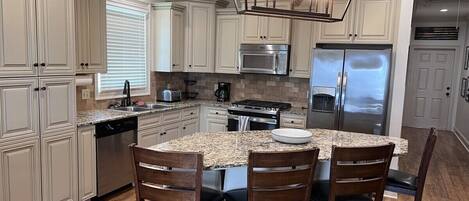 冷蔵庫、電子レンジ、オーブン、コンロ