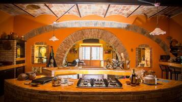 Villa | Cucina privata | Frigorifero, forno, piano cottura, lavastoviglie