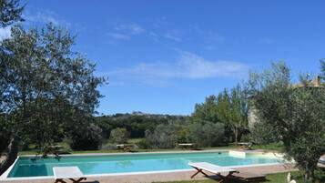 Piscine extérieure (ouverte en saison), parasols de plage