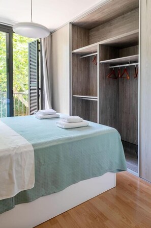 2 bedrooms, in-room safe, iron/ironing board, travel cot