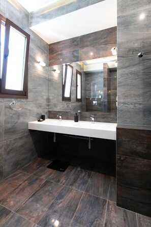 Douche, sèche-cheveux, serviettes fournies, savon