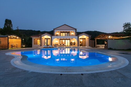Epavli Alexandros: Luxurious Beachfront Villa in Vourvourou.