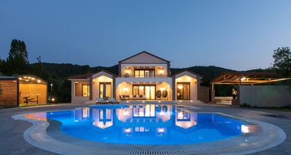 Epavli Alexandros: Luxurious Beachfront Villa in Vourvourou.