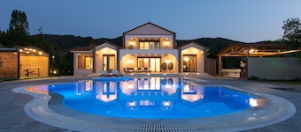 Epavli Alexandros: Luxurious Beachfront Villa in Vourvourou.