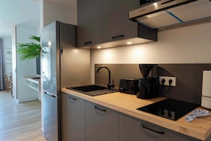 Coffee/tea maker, fridge, microwave, stovetop