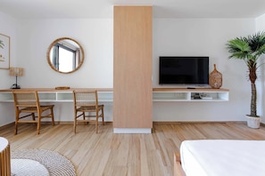 Desk, iron/ironing board, WiFi, bed sheets - Beautiful studio on the beachfront Baie Orientale (Saint-Martin)