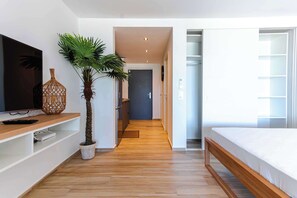 Desk, iron/ironing board, WiFi, bed sheets - Beautiful studio on the beachfront Baie Orientale (Saint-Martin)