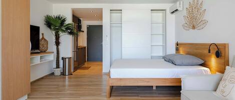 Desk, iron/ironing board, WiFi, bed sheets