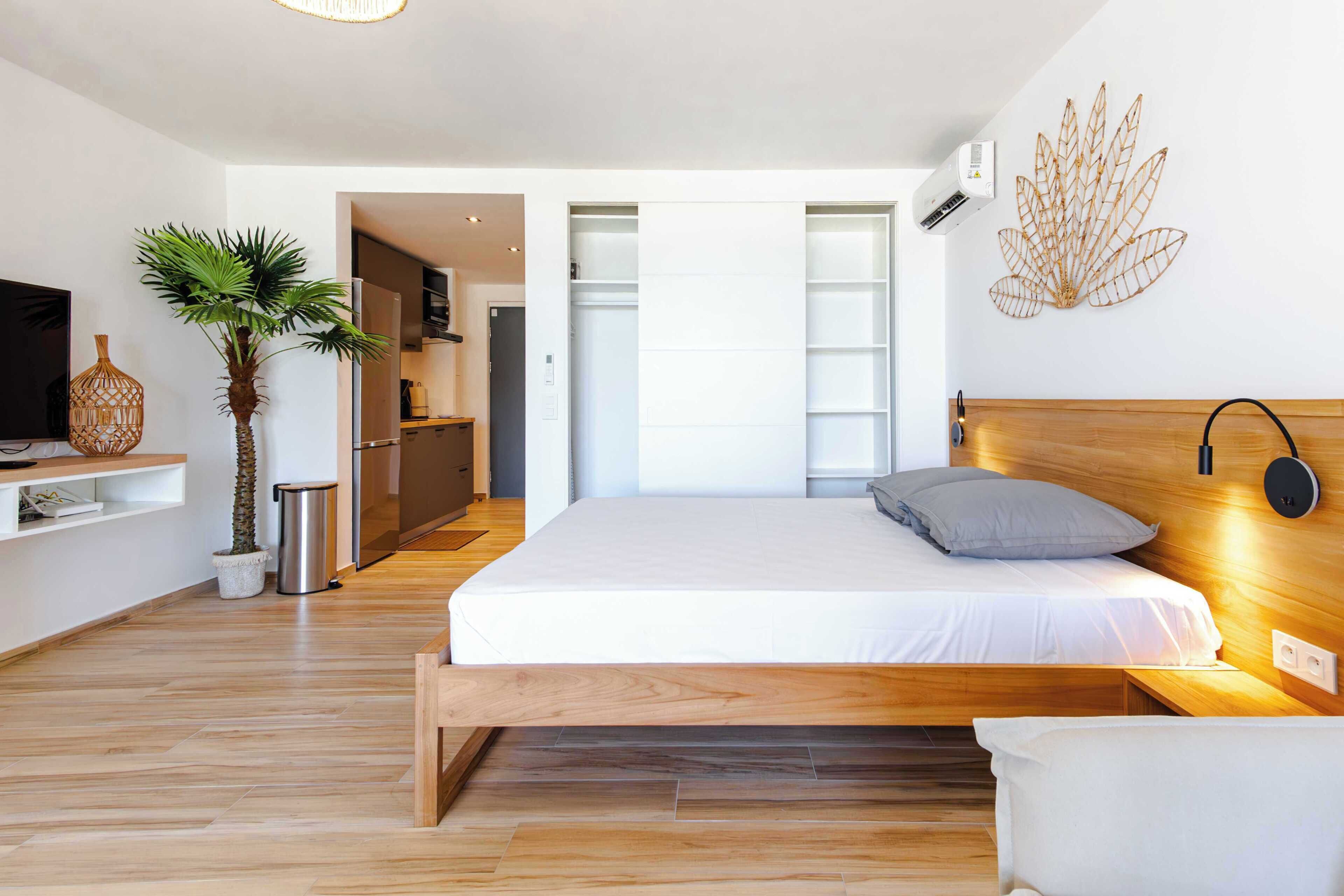 Desk, iron/ironing board, WiFi, bed sheets