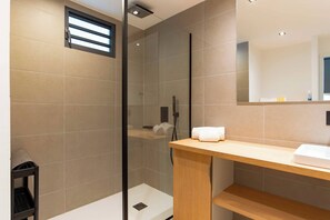 Een douche, een haardroger, handdoeken, shampoo