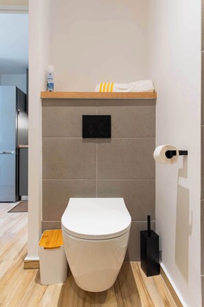Shower, hair dryer, towels, shampoo