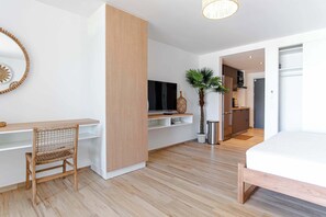 Desk, iron/ironing board, WiFi, bed sheets