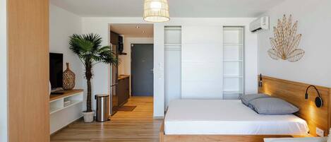 Desk, iron/ironing board, WiFi, bed sheets