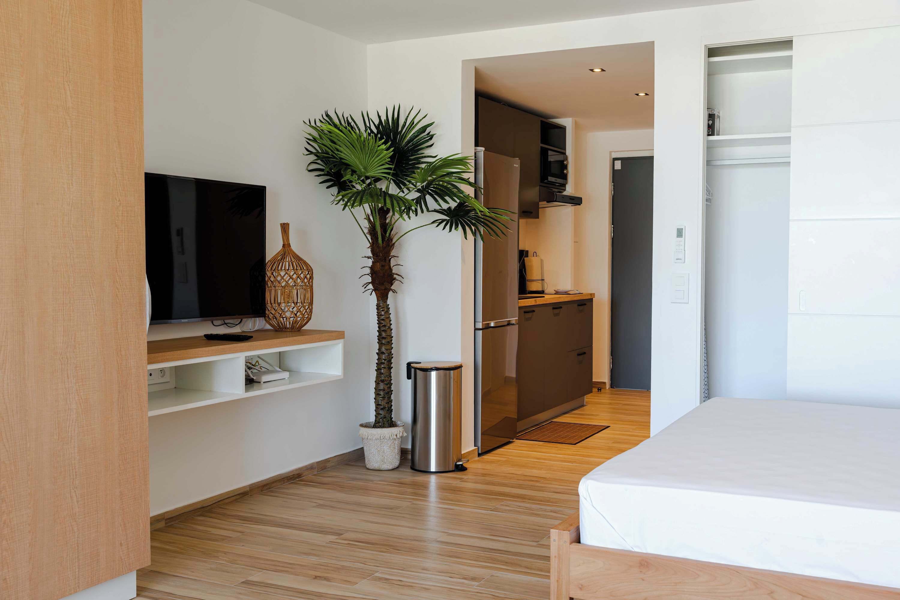 Desk, iron/ironing board, WiFi, bed sheets