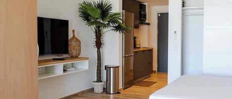 Desk, iron/ironing board, WiFi, bed sheets