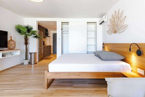 Desk, iron/ironing board, WiFi, bed sheets - Beautiful studio on the beachfront Baie Orientale (Saint-Martin)