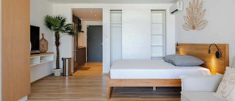 Escritorio, tabla de planchar con plancha, wifi y ropa de cama