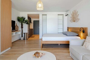 Desk, iron/ironing board, WiFi, bed sheets - Beautiful studio on the beachfront Baie Orientale (Saint-Martin)