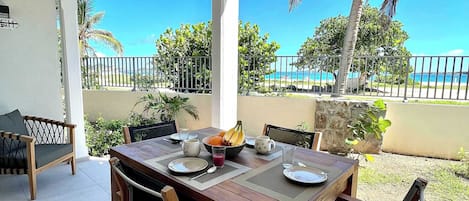 屋外ダイニングエリア