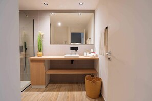 シャワー、ヘアドライヤー、タオル