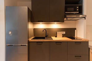 Fridge, microwave, oven, stovetop - Spacious studio with pool and beach in Orient Bay (Saint-Martin)
