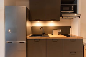 Réfrigérateur, four à micro-ondes, un four, surface de cuisson