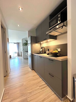 Kjøleskap, mikrobølgeovn, ovn og kokeplater