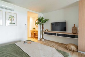 Tabla de planchar con plancha, wifi y ropa de cama