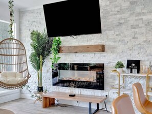 Interior - Waterfront Balcony & Fireplace! Heated Resort Pool (Tampa)