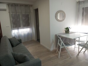 Smart TV, books - Apartamento Dúplex para familias y amigos muy cerca de Senda Viva y Bardena Real (Arguedas)