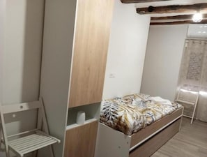 1 dormitorio, tabla de planchar con plancha, cuna de viaje y wifi gratis