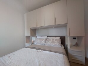 1 habitación, tabla de planchar con plancha, wifi gratis y ropa de cama 
