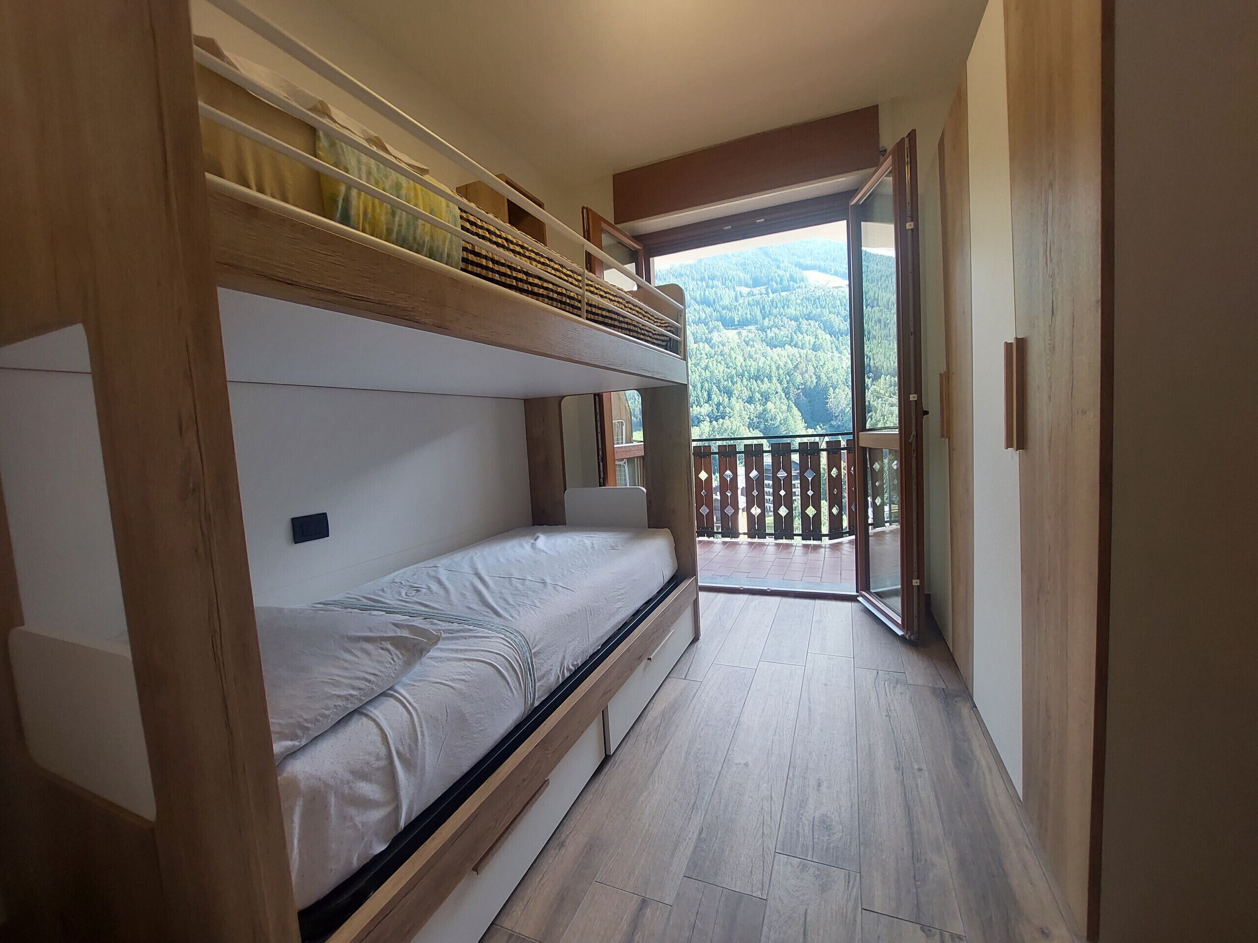 1 habitación, tabla de planchar con plancha, wifi gratis y ropa de cama 